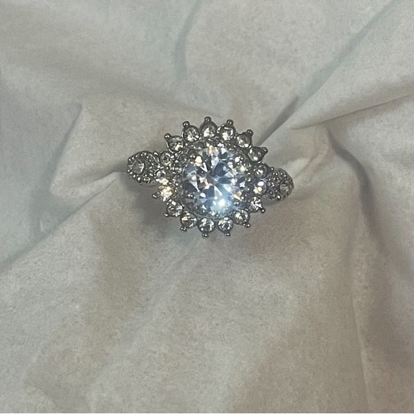 Gorgeous 925 Silver Crystal Zircon Ring - Perfect for Anniversaries & Weddings 8 - Picture 7 of 8